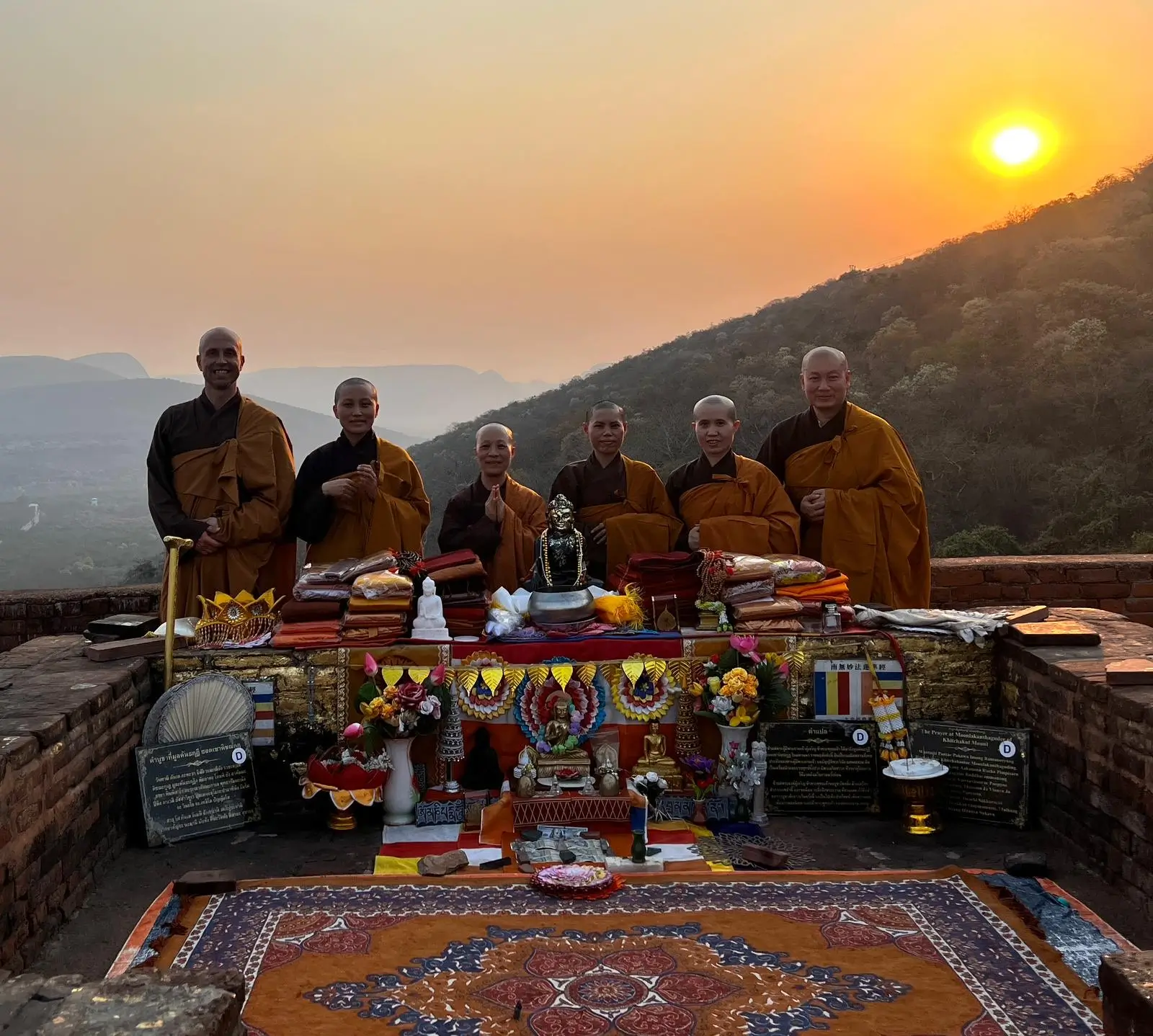 Phap Xa (links) in gezelschap van monniken en nonnen in India.